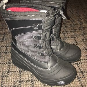 Boys size 6 north face snow boots